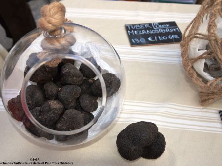 Marché aux truffes à Saint Paul Trois Châteaux