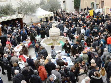 Marché aux truffes sur la place de l'Esplan
